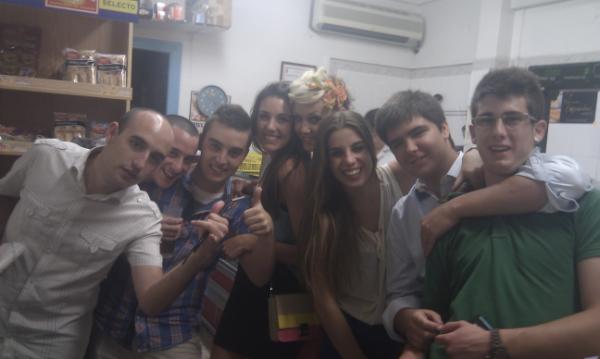 julidiazsan's tweet photo. Que sean stas horas y haya acabDo en el baratoo no tiene precio... @fernandoahijon @Laura_lnm @LorenaimaGe @Wakep7 http://t.co/ENRk7SB7