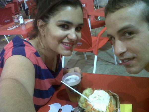 PatriMoura's tweet photo. Ahora recien levantada me comeria otra papa de la semana negra mmm http://t.co/34LMxJoH