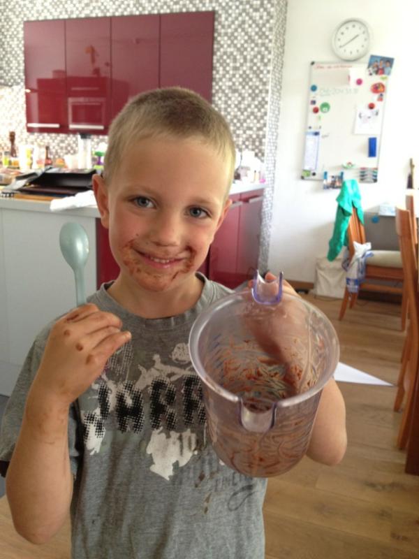 Tsjaa regen, dan maar de keuken in, chocolade mousse als toetje en n choco toetje, nouja menneke! Maar wel lekker!!