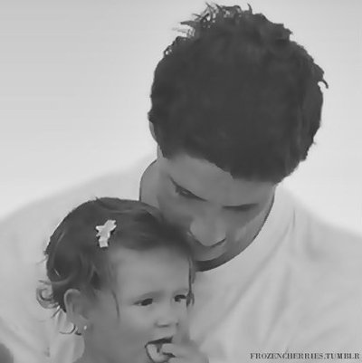 EternoTorres_'s tweet photo. Feliz Cumpleaños Nora, cumple 3 añitos. Aqui os dejo una foto de Torres con au hija Nora cuando tenia un añito. http://t.co/zZRJkBbG