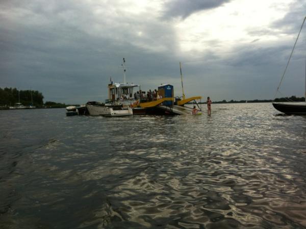 CirisCapital's tweet photo. Tot zonsondergang drukte op #ponteprosecco  en genieten op de #loosdrechtseplassen http://t.co/67lVkqIu