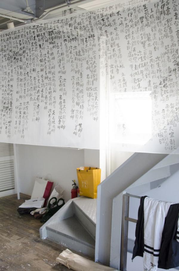 kirinhead's tweet photo. こっちの写真は、作品を吊り始めたところ。これが五層に重なります。
古事記の全文を、漢字とカナで2回、100メートルの布に書き切った作品量は圧巻です！ぜひ見にきてください！！ http://t.co/91913tTj