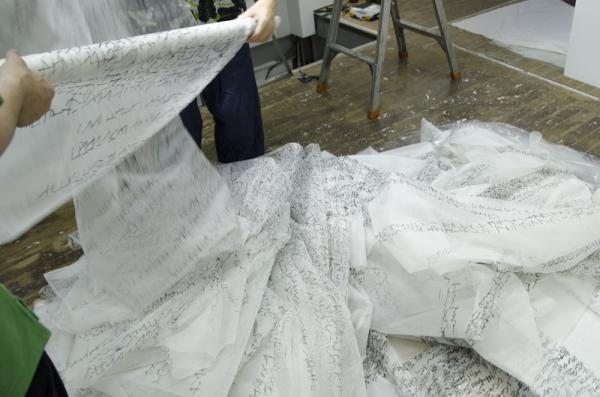 kirinhead's tweet photo. 今日は、TITOSEさんの展覧会の展示作業のお手伝いをしてきました。写真は作品を展示準備のために、解いているところ。 http://t.co/3VHaOYrp