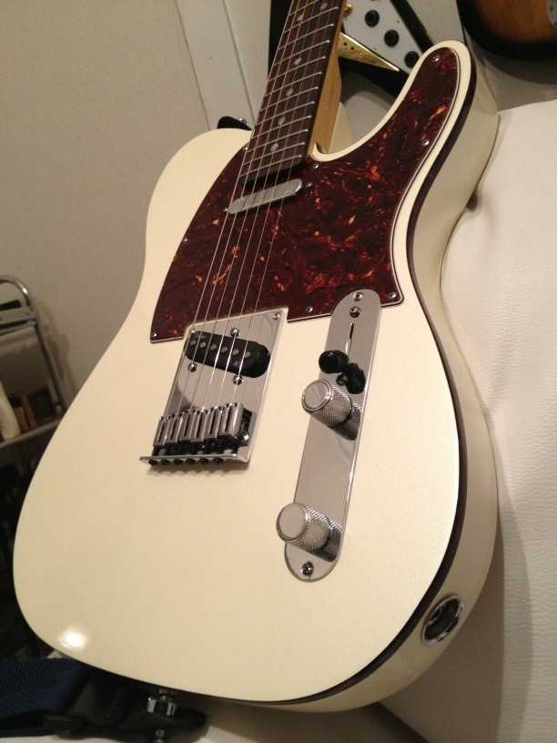 Twitter 上的 たっけん ギター沢山あるけど何気に初めてのフェンダーusaをゲットした ロックペグ ロックピン付きでべっ甲バインディングが巻いてあるオリンピックホワイトパールのアメデラ テレキャスター かっこいい Http T Co