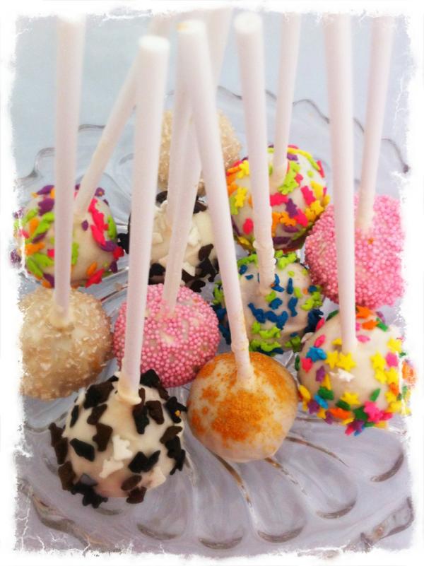 SugarmouseBaker's tweet photo. We love Cake Pops! Do you? For tips on making these tricky treats sign up to our newsletter http://t.co/1mJzjiP2 http://t.co/giRAjoPA