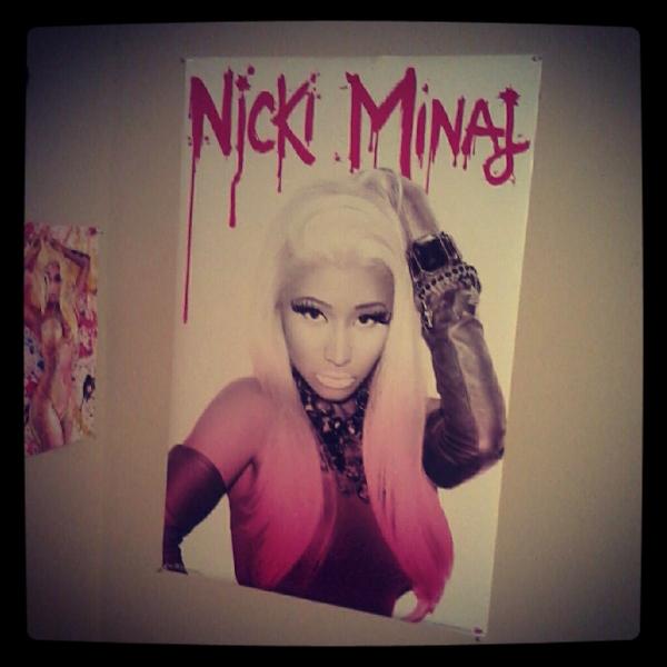 DamianZolanski's tweet photo. RT @_juanitoo: @NICKIMINAJ look what i got at spencer's!!!! :) #nickiminaj #poster http://t.co/bQFduMyo