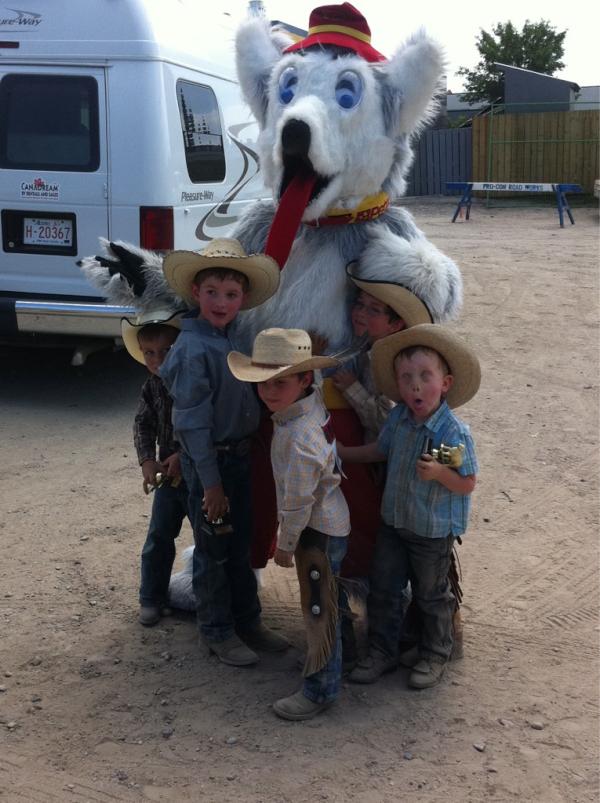 Ranchmans's tweet photo. #yyc #RanchNation @NHLFlames @harveythehound posing with some of our mutton busters! http://t.co/mxMxCoVK