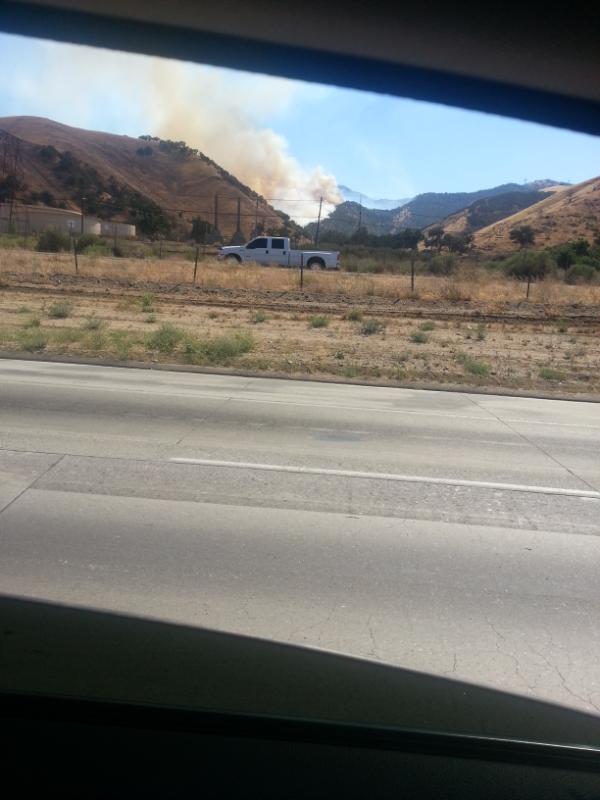 zwc101's tweet photo. @abc7 There's a fire on the north end of the grapevine. http://t.co/gIy3oO0x