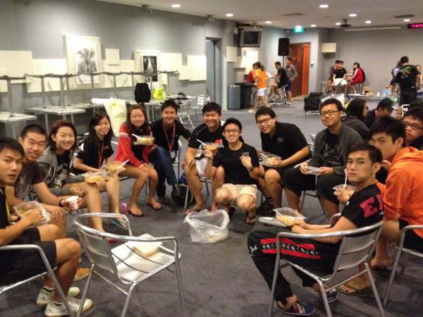 CampUNIty2012's tweet photo. The NTU students having breakfast as a whole. United indeed! http://t.co/xY5B4Jwx