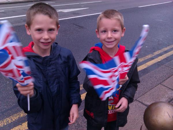 KatePearce74's tweet photo. @benhoeksma @LizaHoeksma 645am at torch relay http://t.co/o0fi0ox7