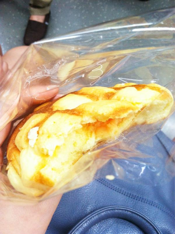 tngus0520's tweet photo. 韓国のメロンパンには本当にメロンが入れっている。。!o!
#MelonPan 
The real cantaloupe mousse :0 http://t.co/4Tr6WXFp