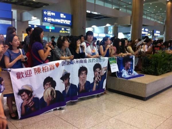 WaitingYoung's tweet photo. 大仁哥在韓國也有粉絲＠＠　好妙 http://t.co/GQTfvDFh