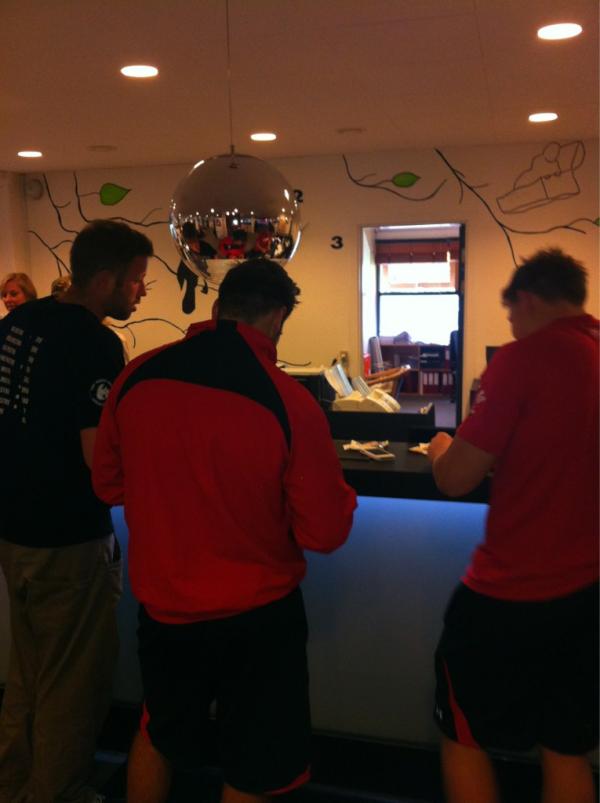 TomWillz_'s tweet image. What bill are you paying off his morning boys ? #taxirun @Mocker90 @cubbyboi