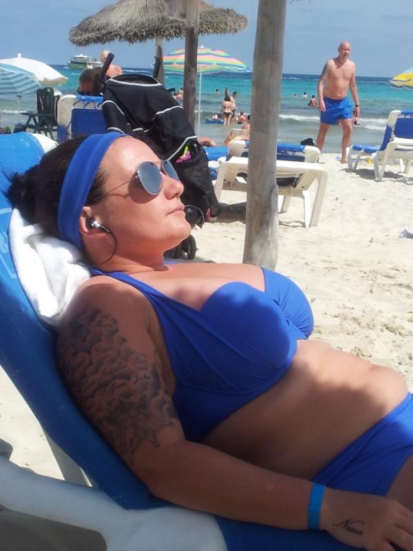 ninawithag's tweet photo. Listenin to @JessieJ on the beach is the way to relax :) http://t.co/nBBy1HTl