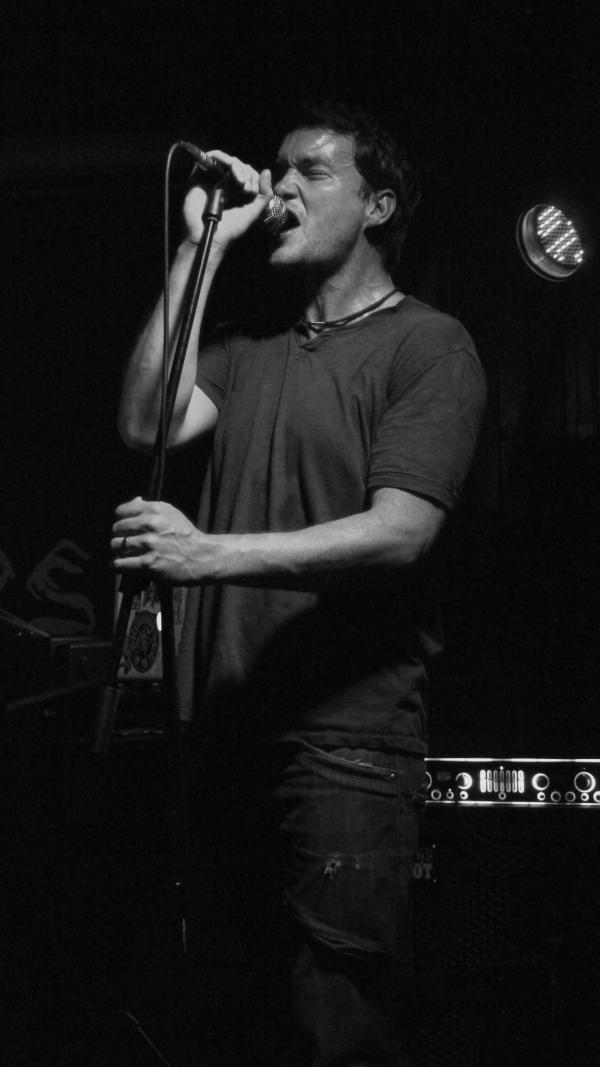 MT <a href="/the_copilot/">Jann</a>: Had a blast in Newport and here is <a href="/GDL_Live/">Gareth David-Lloyd</a> singing his soul out.. Great to hear <a href="/bluegillespie/">Blue Gillespie</a> live