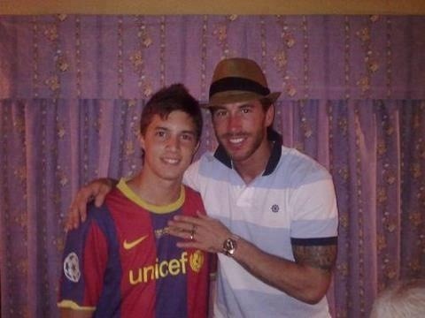 Offsidekw's tweet photo. مشجع برشلوني يطلب التصوير مع راموس

فغطى الشعار سيرجيو !! http://t.co/ACemYymM