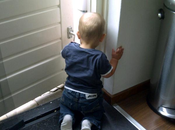 MatsvanderSteen's tweet photo. Wil even zeggen dat als je op je knietjes zit en je hoofd tegen t kozijn aan, dat je dan fijn kunt poepen! #babyfeitje http://t.co/gbQic9kP