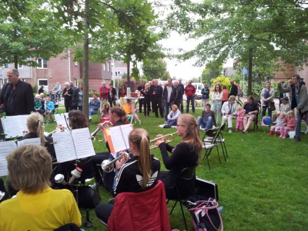 PLaspopAalsmeer's tweet photo. Veel jeugdige Plaspoppers tijdens zomerconcert #Flora #kudelstaart http://t.co/1BkwMP12