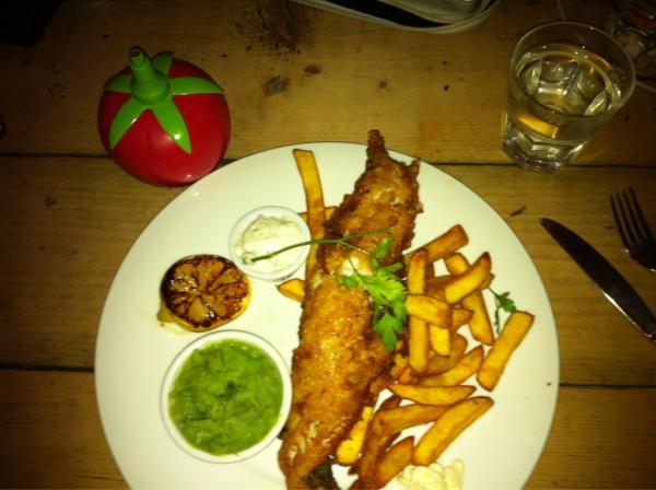 hhelene's tweet photo. Introducing @HelenIngrid to REAL fish'n'chips! Mmmmmmm...! http://t.co/CU28XC5f