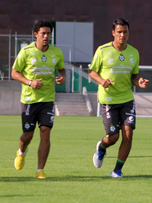 <a href="/herculezg/">herculez gomez</a> y <a href="/aarongali/">Aaron </a> en ejercicios de trote alrededor del terreno de juego.