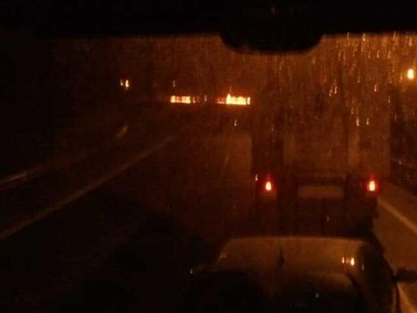 JSinpa's tweet photo. Los mineros se manifiestan cortando las autovias con fuego de gijon a leon K FENOMENOS http://t.co/6WiR3fQA