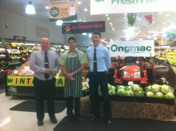TMizzen's tweet photo. With the team at Mullumbimby  in front of there winter display http://t.co/oHUPOzG4