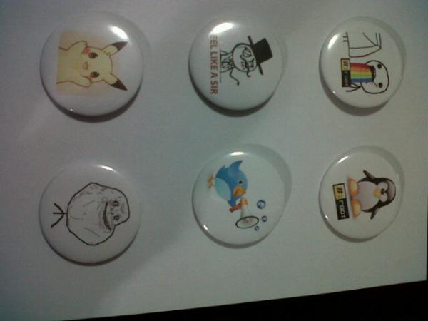 KatyCoelloC's tweet image. Las nuevas chapas de @rootUSB :) recuerda que puedes encargar las que quieras con los modelos que nos envies.. ☺