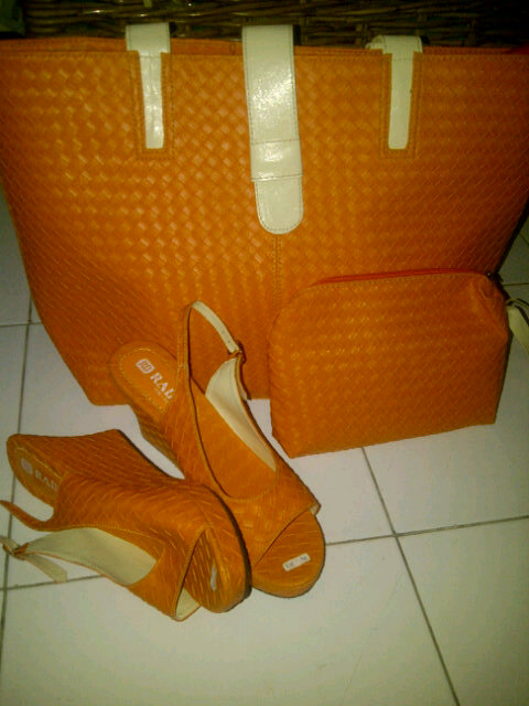 queeniebehel's tweet photo. Paket tas 165rb 1set. http://t.co/V6uKdsEN