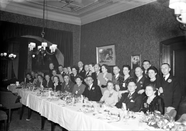 StadsarchiefHt's tweet image. @DenBoschDeBat Leuk dat je het SA volgt. Hier een foto van de Bossche debatingclub die 10 jaar bestond in 1948.