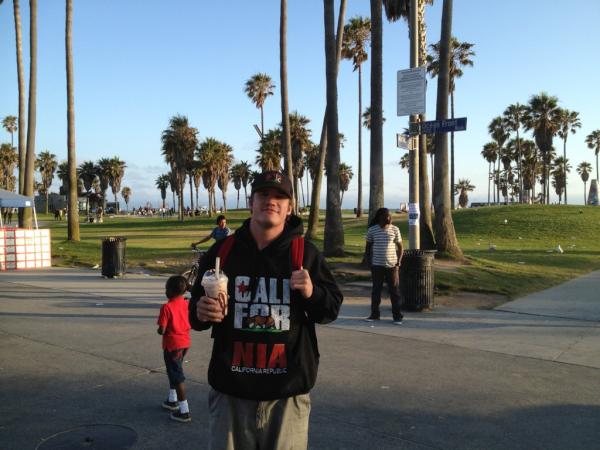 Geersaw's tweet photo. @BoneLinz This dude just loves his milkshakes...put a lil protein in that...eh VICTUH!? #EA ALL DAY http://t.co/ypFIg5jH