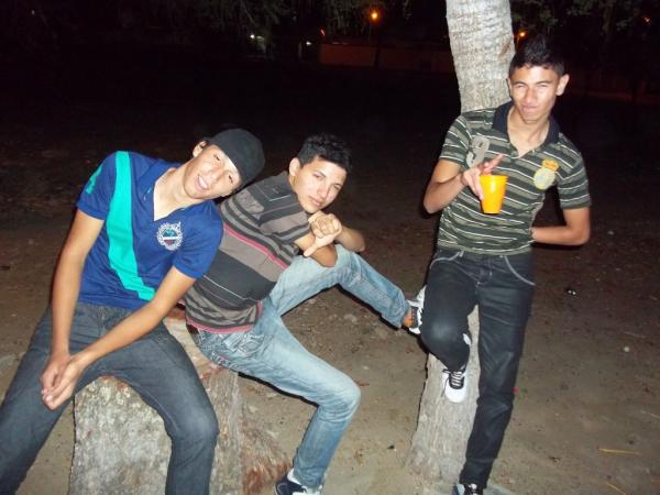 RenatoMaromba's tweet photo. o @fernandosousa95 @laertebarboza93 e eu la na vo do mago @McTreva_ asho que foi ano novo' http://t.co/78GopswQ