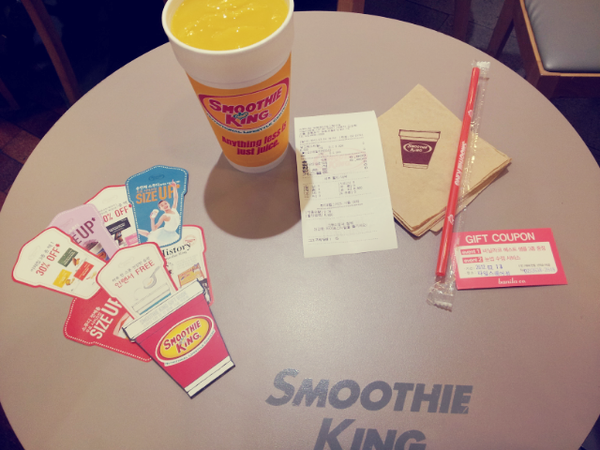 eunyami's tweet photo. 스무디킹 다이어트 7일차 *.*
망고 페스티벌 + 데일리 비타민
(먹어본 망고 음료 중 제일 망고맛이랑 비슷!)
http://t.co/hsNrc8Zk http://t.co/lFhyIWCW