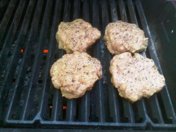 TeamHPack's tweet image. Make your own healthy burgers: Ground Turkey, 2 eggs, chopped onions and garlic, pepper