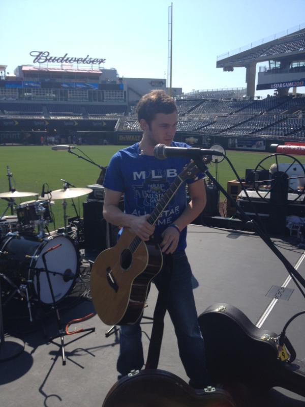 Phillips's tweet photo. Gettin ready for tonight! http://t.co/Tlxp47tl