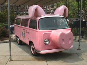 funny_pict's tweet photo. Retweet als je deze auto grappig vindt http://t.co/J9aThEZ6