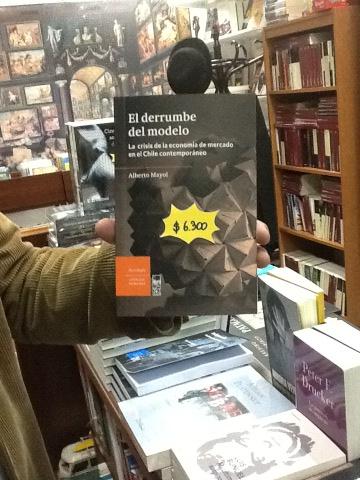pragalibros's tweet photo. Amigos; "El derrumbe del modelo" (Alberto Mayol,lom editores) a solo 
6300 pesos! Para leer estas vacaciones. http://t.co/q7WU3ZtK