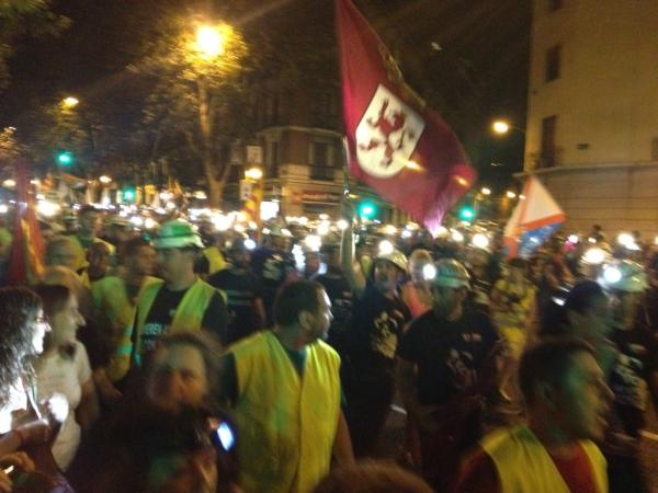 emegodoy's tweet photo. #MarchaNegra #NocheMinera si se puede. Impresionante http://t.co/50A9sg8V