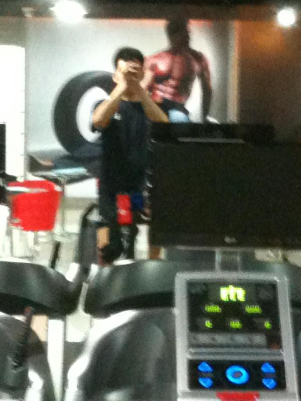 com_william's tweet image. 뒤에 보이는 홍 아저씨가 나의 목표!!! 탄수화섭취를 너무 줄였는지 뱃살 뺄라고 하다가 기운없는건 그렇다 치더라도 우울하넹... #다이어트_