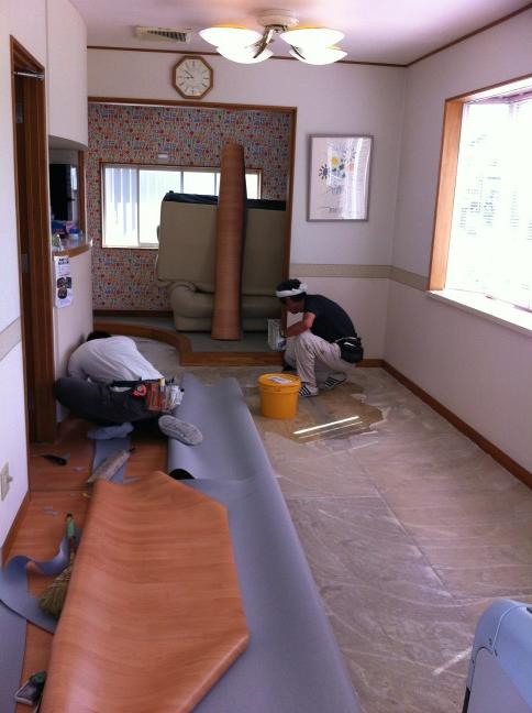 apre2016's tweet photo. 病院の床貼り中 今朝は早い！ http://t.co/PACKugwe