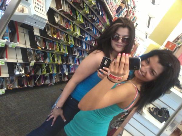 gypsy_barbie's tweet photo. Its crazy cuz I'm crying I'm really ganna miss my sister girlzy http://t.co/xDKd7CEm