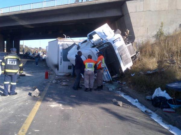 SAR_K9_Unit's tweet photo. This mornings truck accident @jarodvanessa @PigSpotter http://t.co/lm49hAwK
