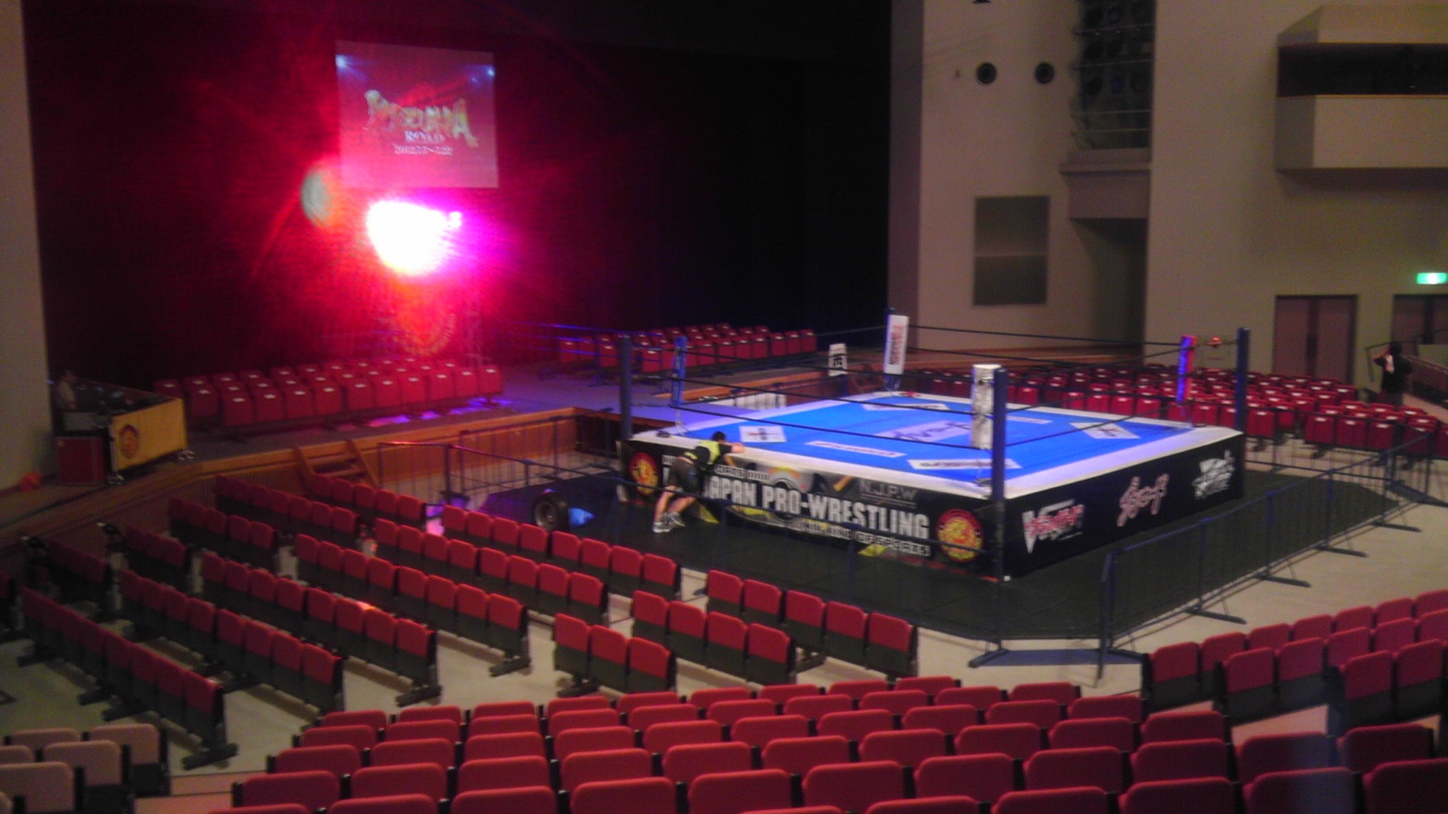 新日本プロレスリング株式会社 おもしろいレイアウトガオね 今晩開催 Njpw Nyao 本日開催 秋田ふるさと村ドーム劇場の会場準備が完了 選手入場時の演出にもご期待下さい Njkizuna Http T Co Gmiklawn Twitter