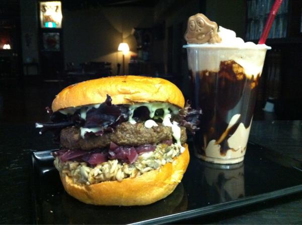 publifekitchen's tweet photo. Merde Chaud Burger w frango frog shake at pub life kitchen http://t.co/OXKjP1YK