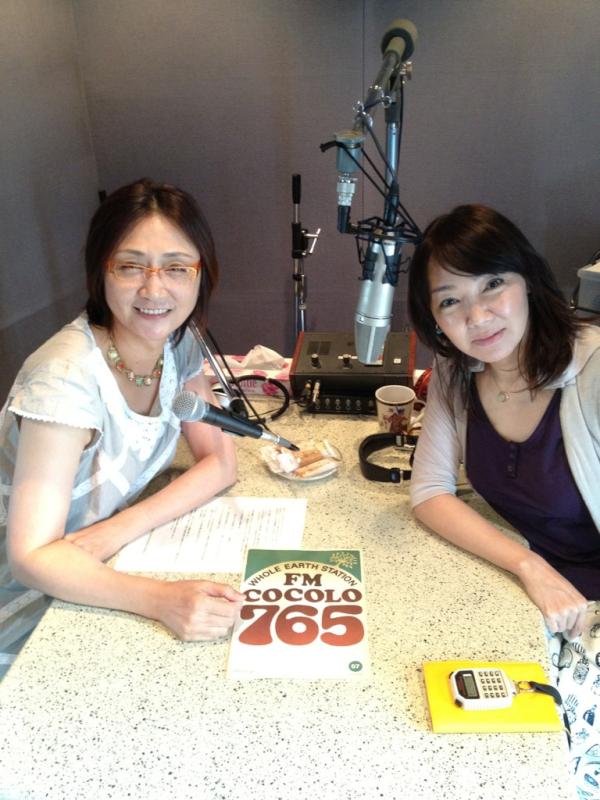中村真理 Twitter પર ちわきまゆみちゃんと年ぶり 推定 に再開 彼女の番組で Billboardtop40 についてしゃべらせてもらいました ちわきちゃん 相変わらずプリティ ｆｍcocoloの Majestic Saturday って番組です Http T Co Dxwgseqp