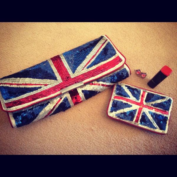 katiewilsss's tweet image. Being patriotic #redlippy #unionjackearings #unionjackbag&amp;amp;purse also wearing red white and blue! Woo :D 🇬🇧