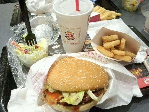 adogcojp's tweet photo. Sちゃんとバーガーキングで夜ご飯すませた♪美味しかった～(^_^)/ http://t.co/yR2XZoB6