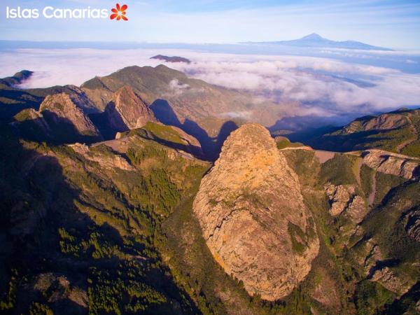 7IslasCanarias's tweet photo. Espectacular foto de #LaGomera, nueva Reserva de la Biosfera, con el Teide al fondo. #YoMeQuedo en #Canarias http://t.co/jkRJzXfm