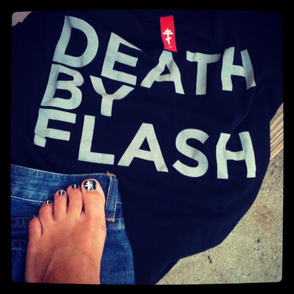 SLetoABecksDC's tweet photo. @JaredLeto #DeathByFlash and toes to match .... Love my new t-shirt #JLMerch is awesome! @JaredLetoMerch http://t.co/hBRzBvyt