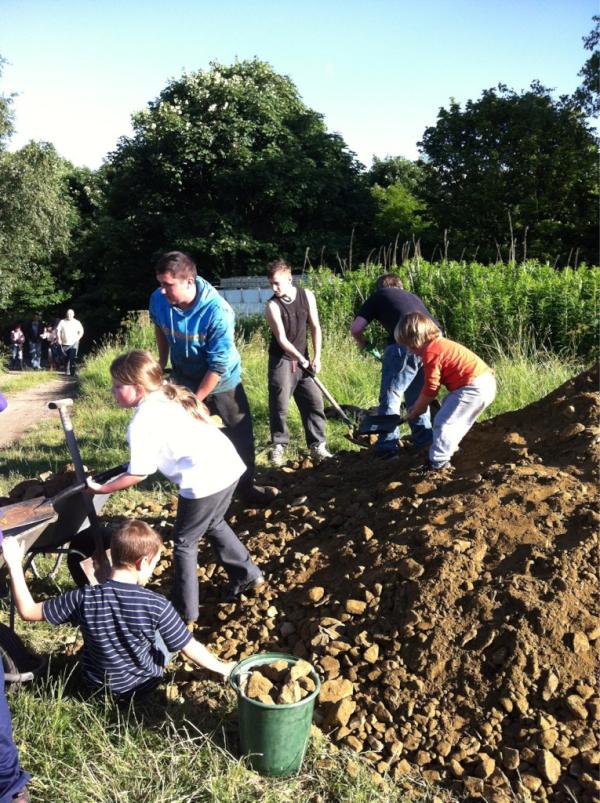 ThurlstoneCG's tweet photo. #ThurlstoneGala14/7/12 Potholes filled in on lane up to gala field, thanks to all who helped both young and old!!!! http://t.co/OfIsEywI