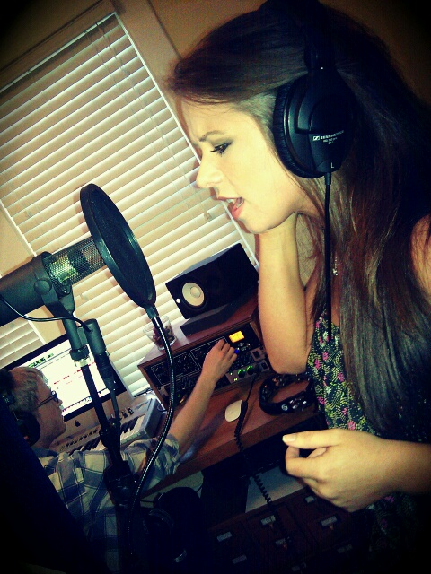 TinyFireflyMusq's tweet photo. In the studio with Jason Massey &amp; @madisonmhardy! #gravity http://t.co/D0aK9BbR